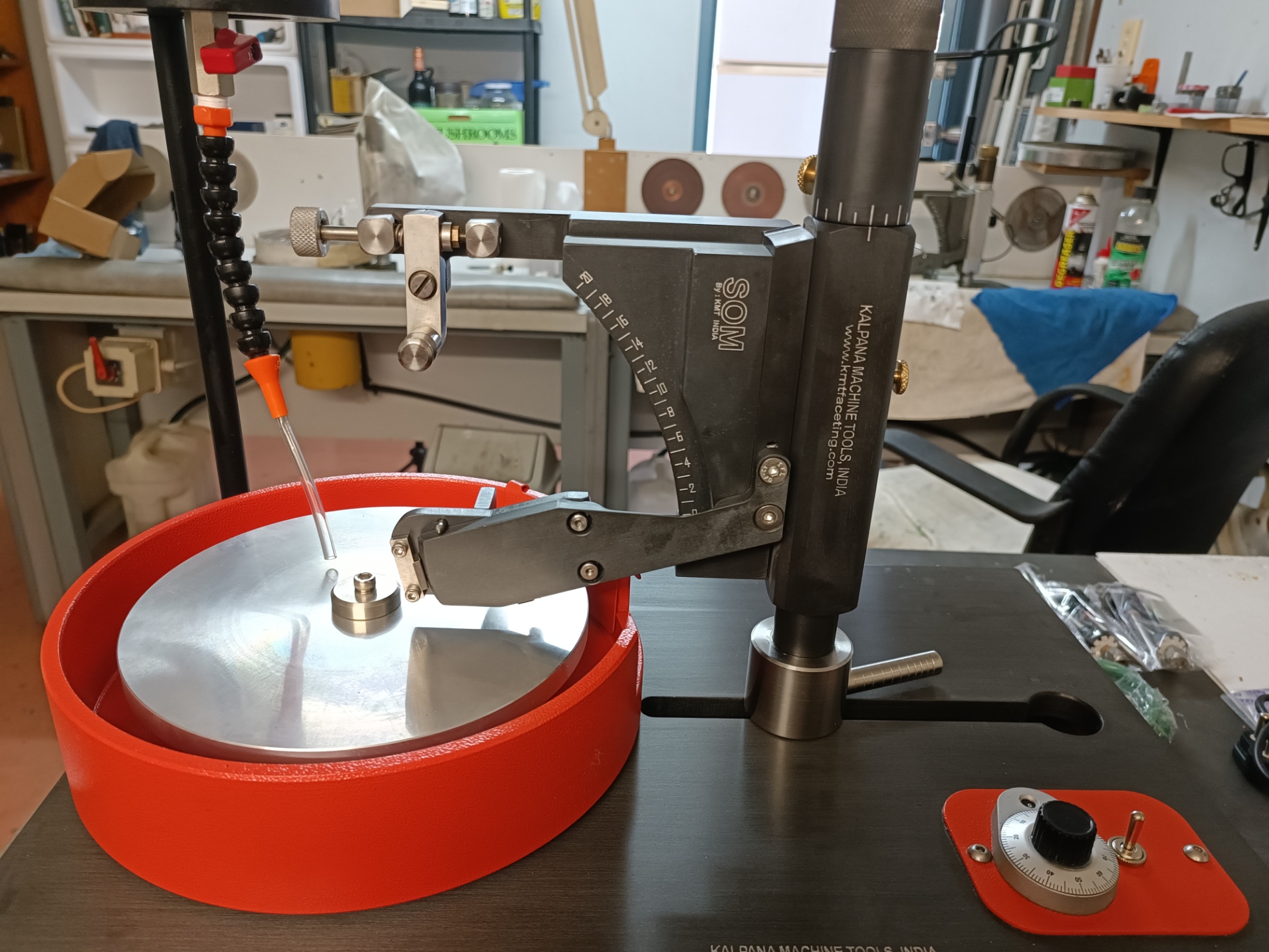 Som desktop jamb peg